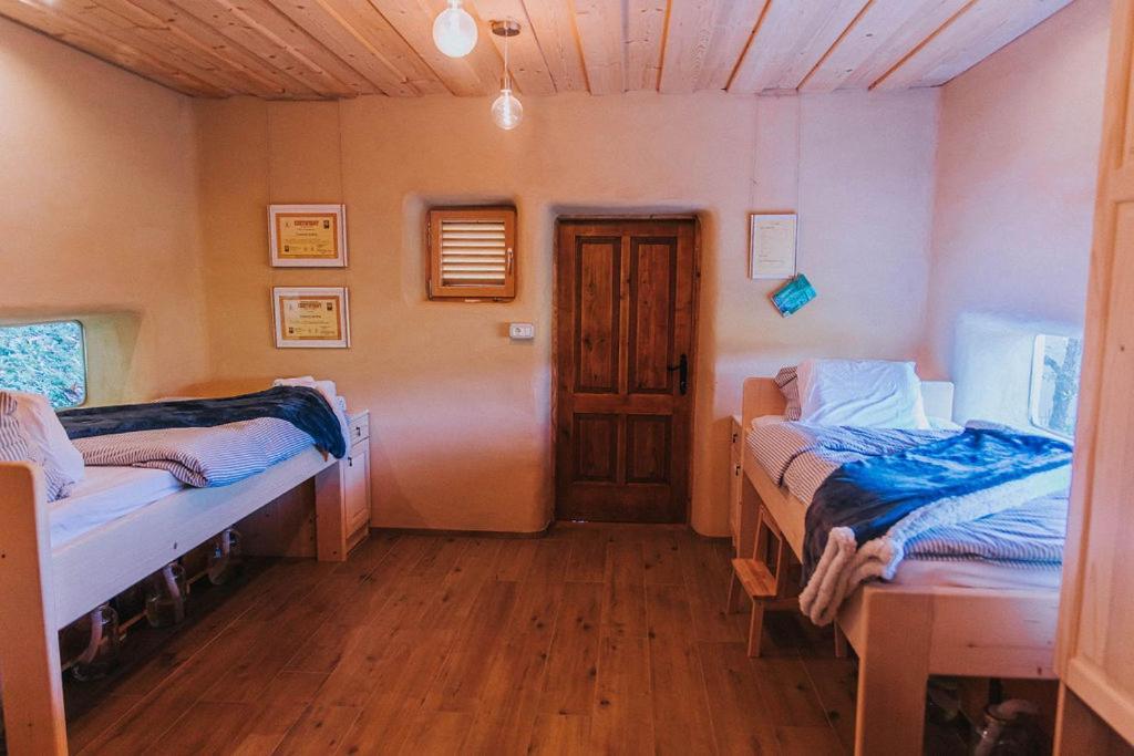Sleeping With Bees - Tourist Farm Muha Apartment โกรซุปเลีย ภายนอก รูปภาพ