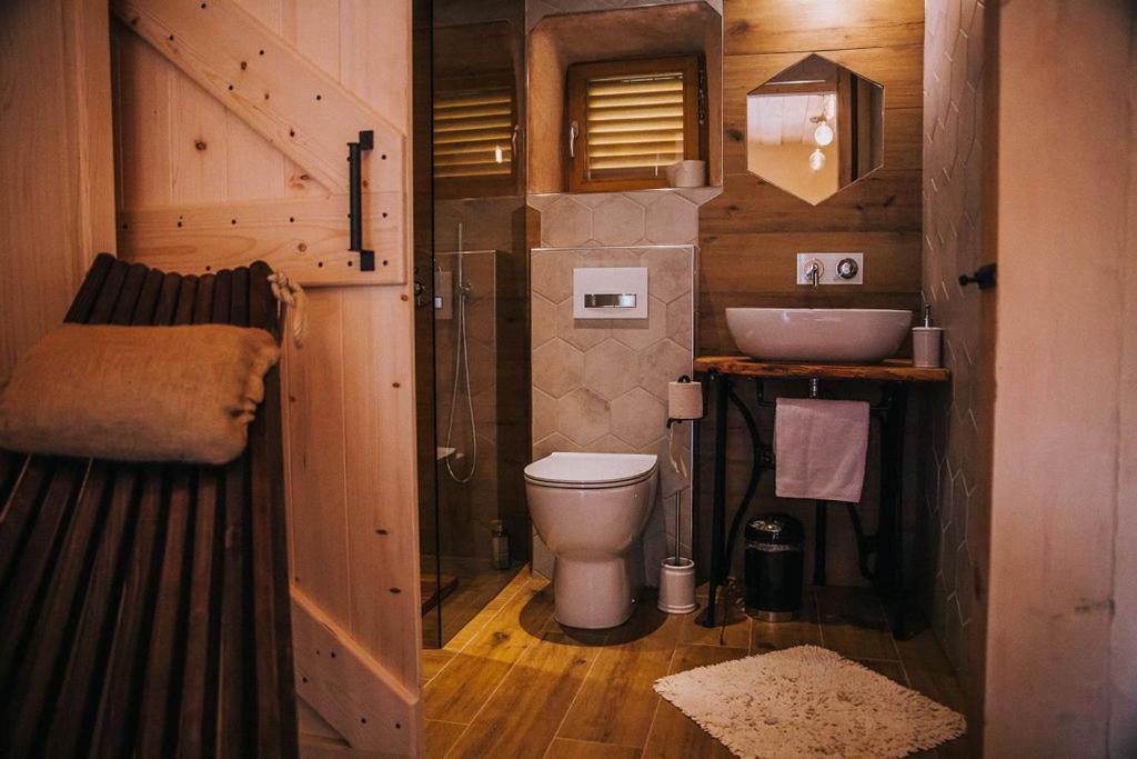 Sleeping With Bees - Tourist Farm Muha Apartment โกรซุปเลีย ภายนอก รูปภาพ