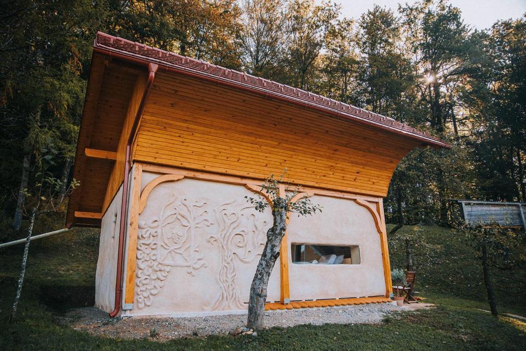 Sleeping With Bees - Tourist Farm Muha Apartment โกรซุปเลีย ภายนอก รูปภาพ