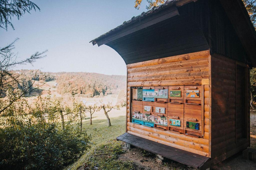 Sleeping With Bees - Tourist Farm Muha Apartment โกรซุปเลีย ภายนอก รูปภาพ