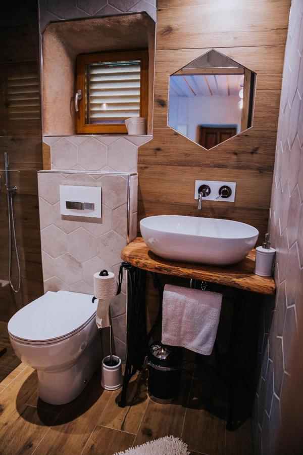 Sleeping With Bees - Tourist Farm Muha Apartment โกรซุปเลีย ภายนอก รูปภาพ