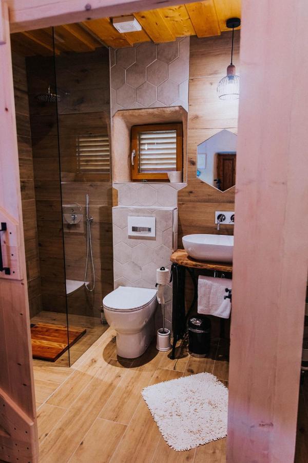 Sleeping With Bees - Tourist Farm Muha Apartment โกรซุปเลีย ภายนอก รูปภาพ