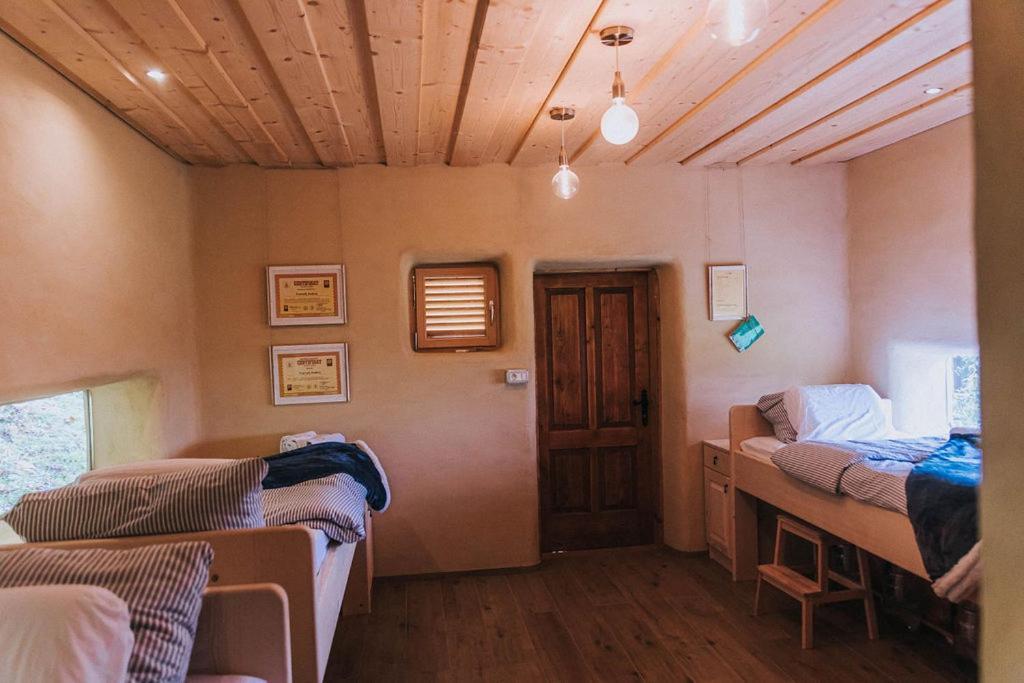Sleeping With Bees - Tourist Farm Muha Apartment โกรซุปเลีย ภายนอก รูปภาพ